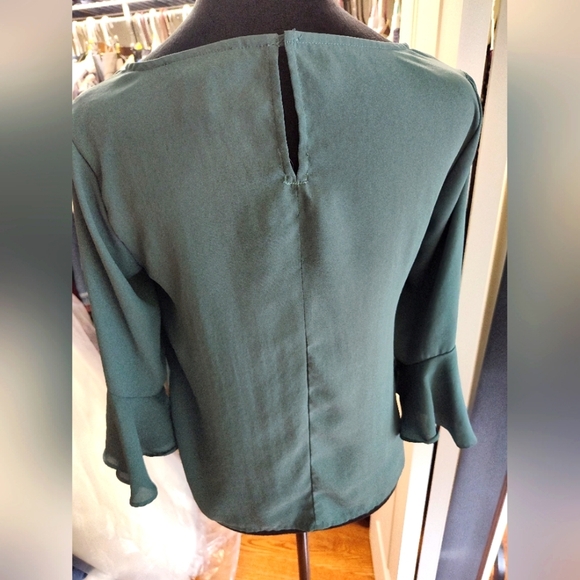Forever 21 Green 3/4 length sleeve blouse w flutter sleeves - Picture 2 of 3